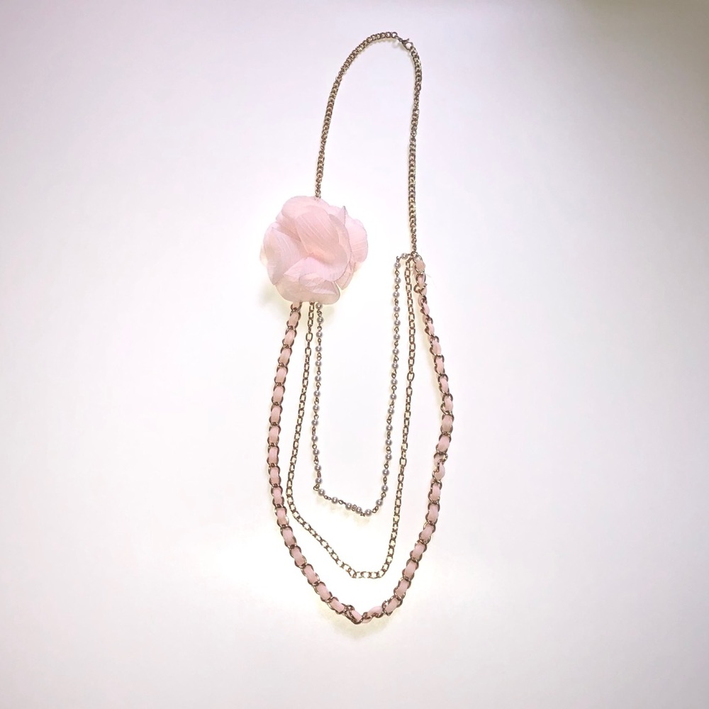 Long necklace with flower